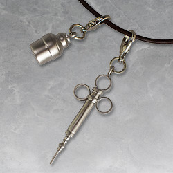 進撃の巨人 巨人になれる注射 メタルチャーム